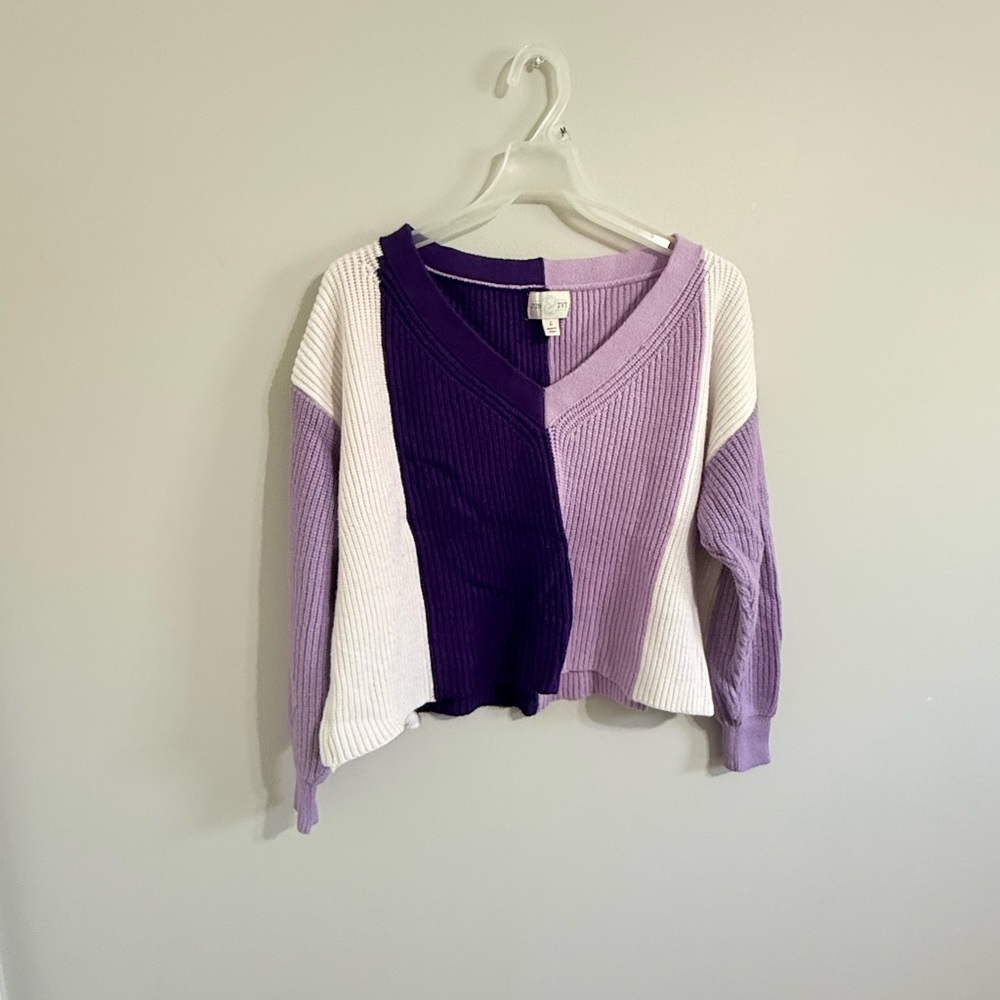 Colorblock V-Neck Sweater in Purple, Lavender & White